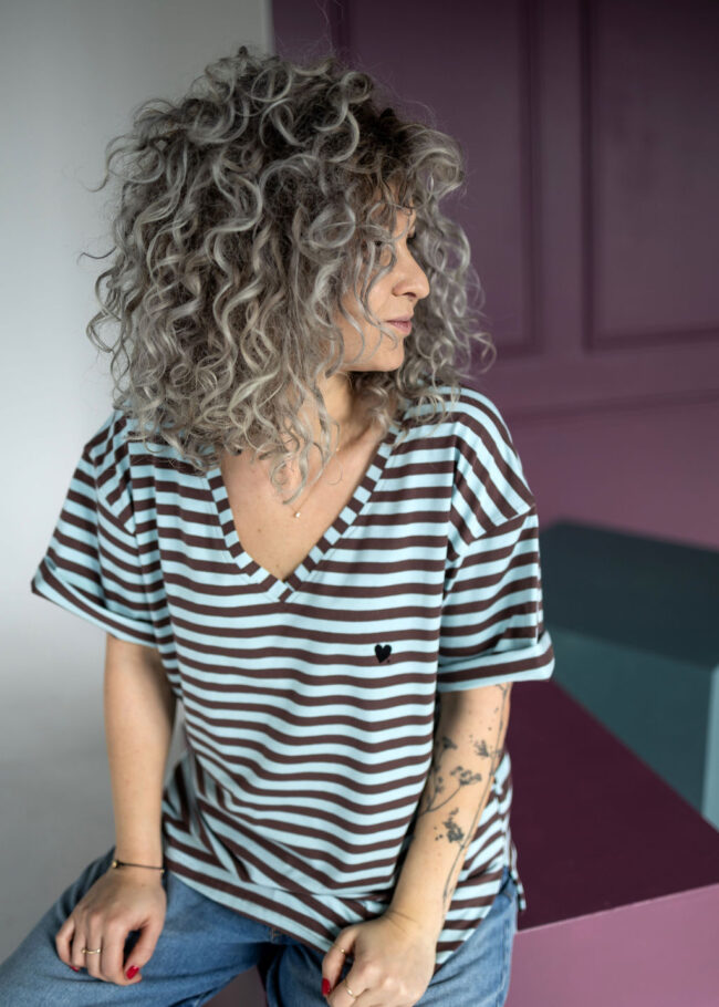T-shirt V blue / brown stripes - obrazek 2